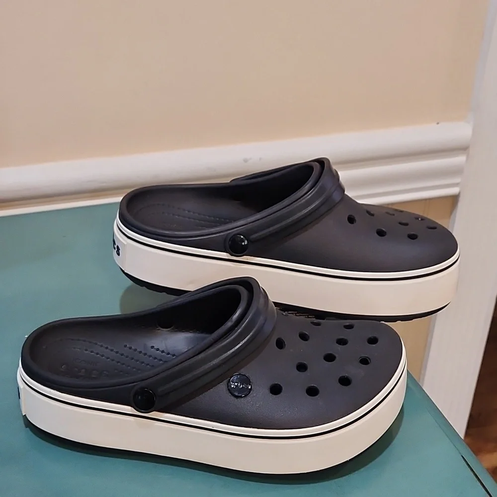 Crocs iconic thick soles women's size 8